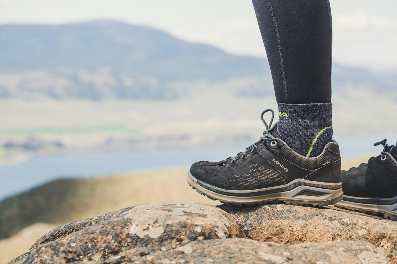HIKING SHOES